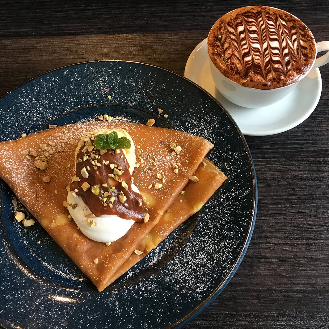 自家製塩キャラメルとナッツとカフェモカsetで￥900／画像提供：KILLIBILLI