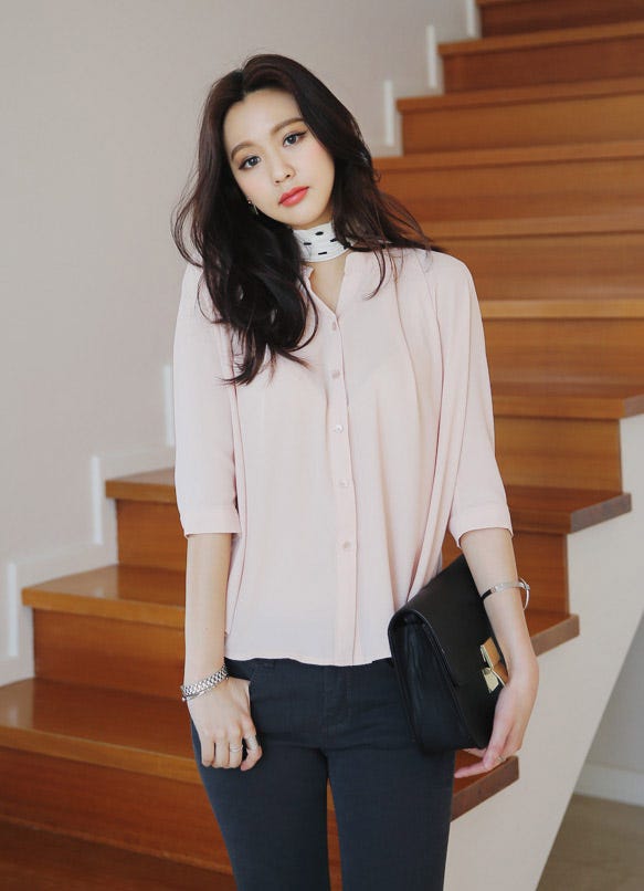 タックディテールバンドカラーブラウス・全4色「DHOLIC」2,786円(税込)/画像提供:DHOLIC