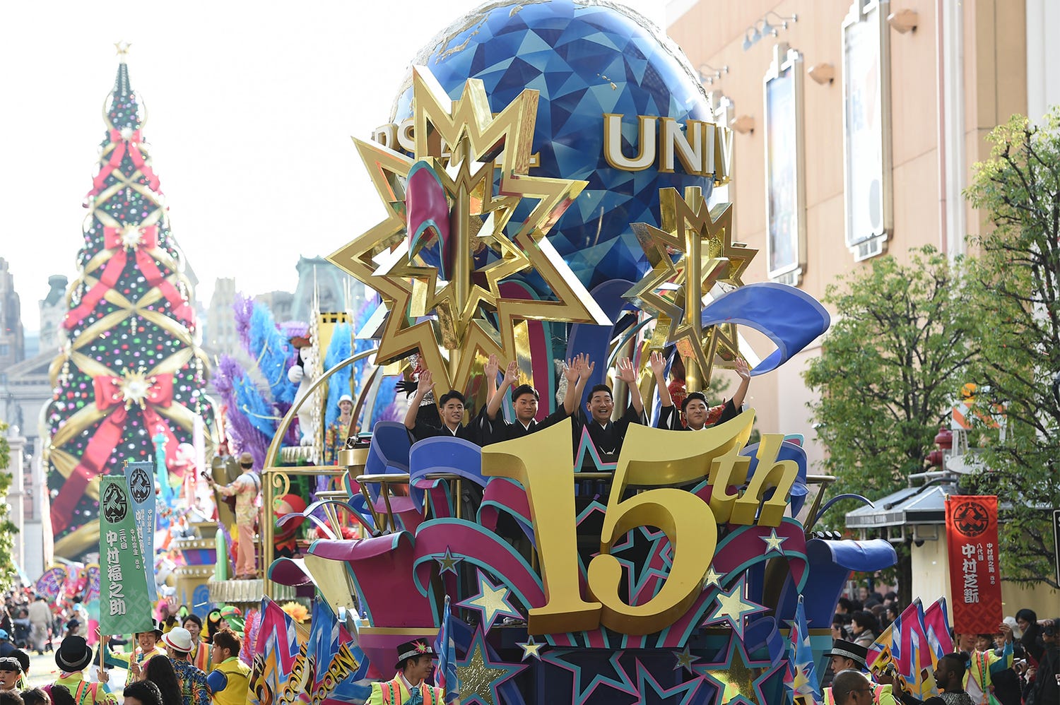USJ、“史上初”の15周年記念パレードお披露目 “やり過ぎ”お練りに熱狂