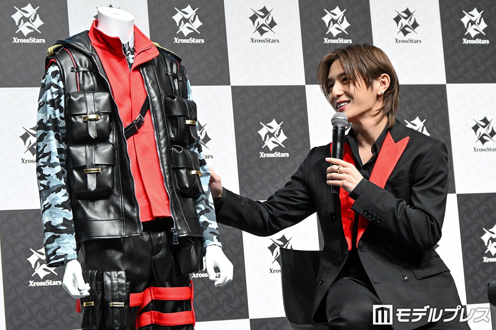 こだわりの衣装と同じ赤と黒のスーツを身にまとったLEO（山田涼介）（C）モデルプレス