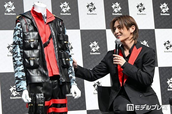 こだわりの衣装と同じ赤と黒のスーツを身にまとったLEO(山田涼介)(C)モデルプレス