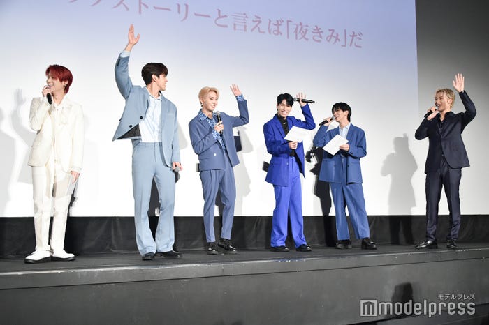 空気を読めるメンバーで挙手した様子(左から)白岩瑠姫、河野純喜、川尻蓮、金城碧海、大平祥生、與那城奨(C)モデルプレス