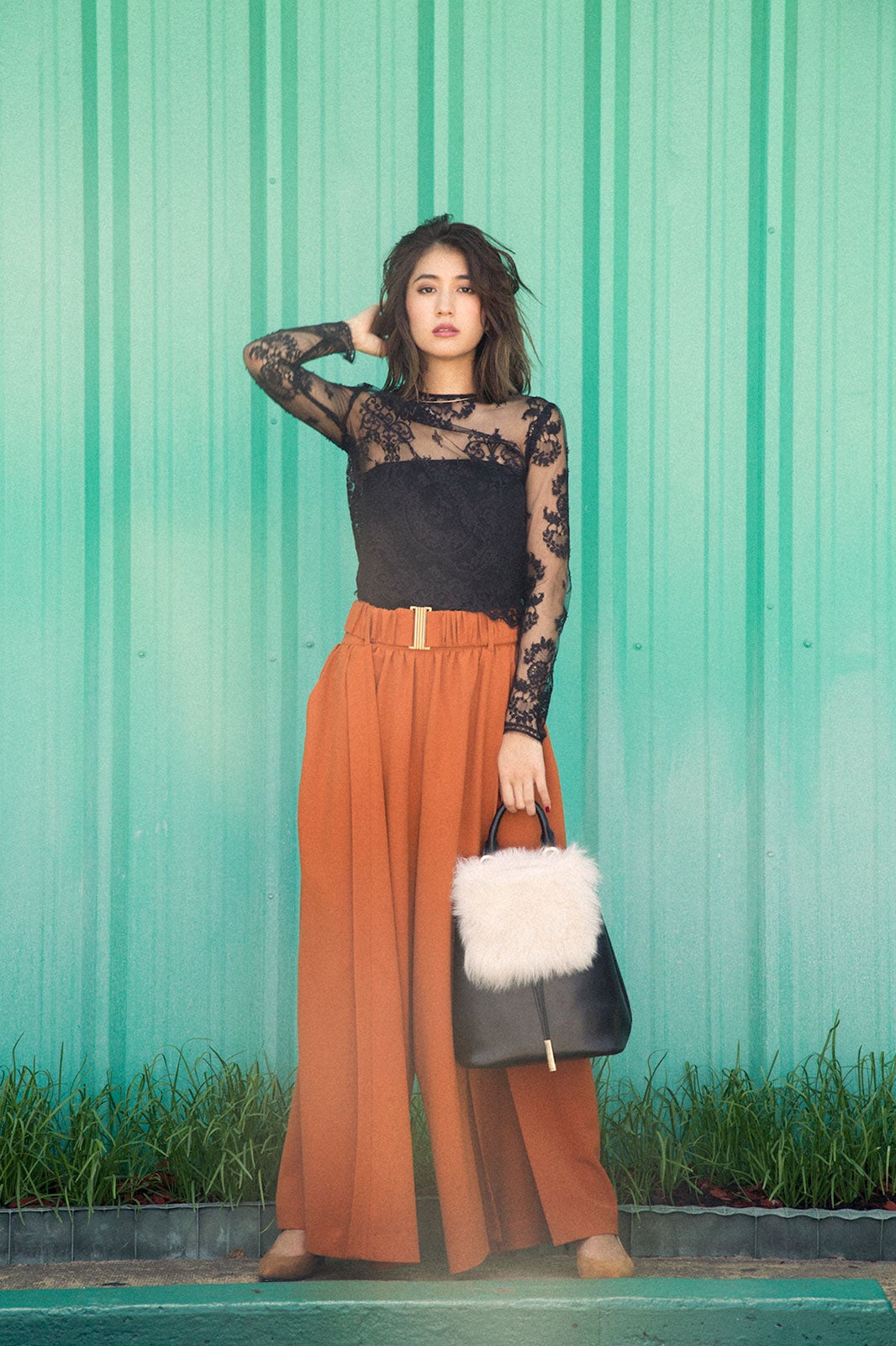 レースブラウス￥29,000／アウラ（ドラスティック）、ベルト付きワイドパンツ￥21,000／CIROI、ネックレス￥9,000／Jouete、ファーバッグ￥16,800／ル・ベルニ（キャセリーニ）、パンプス￥19,000／タラントン by ダイアナ（ダイアナ銀座本店）、インナー／スタイリスト私物（C）TOPLOG