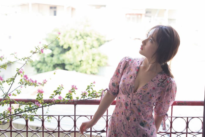 高橋朱里【撮影:佐藤裕之/高橋朱里1st写真集 曖昧な自分(講談社)より】