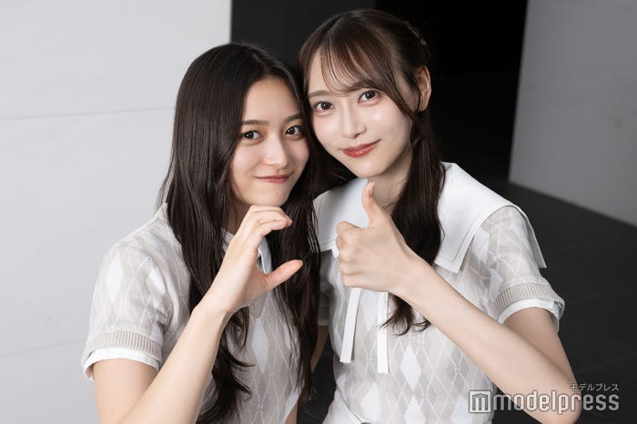 同じ日にモデルプレスの取材に応じた井上和・弓木奈於「チートデイ」ポーズ※井上のインタビュー記事は別ページに掲載中(C)モデルプレス