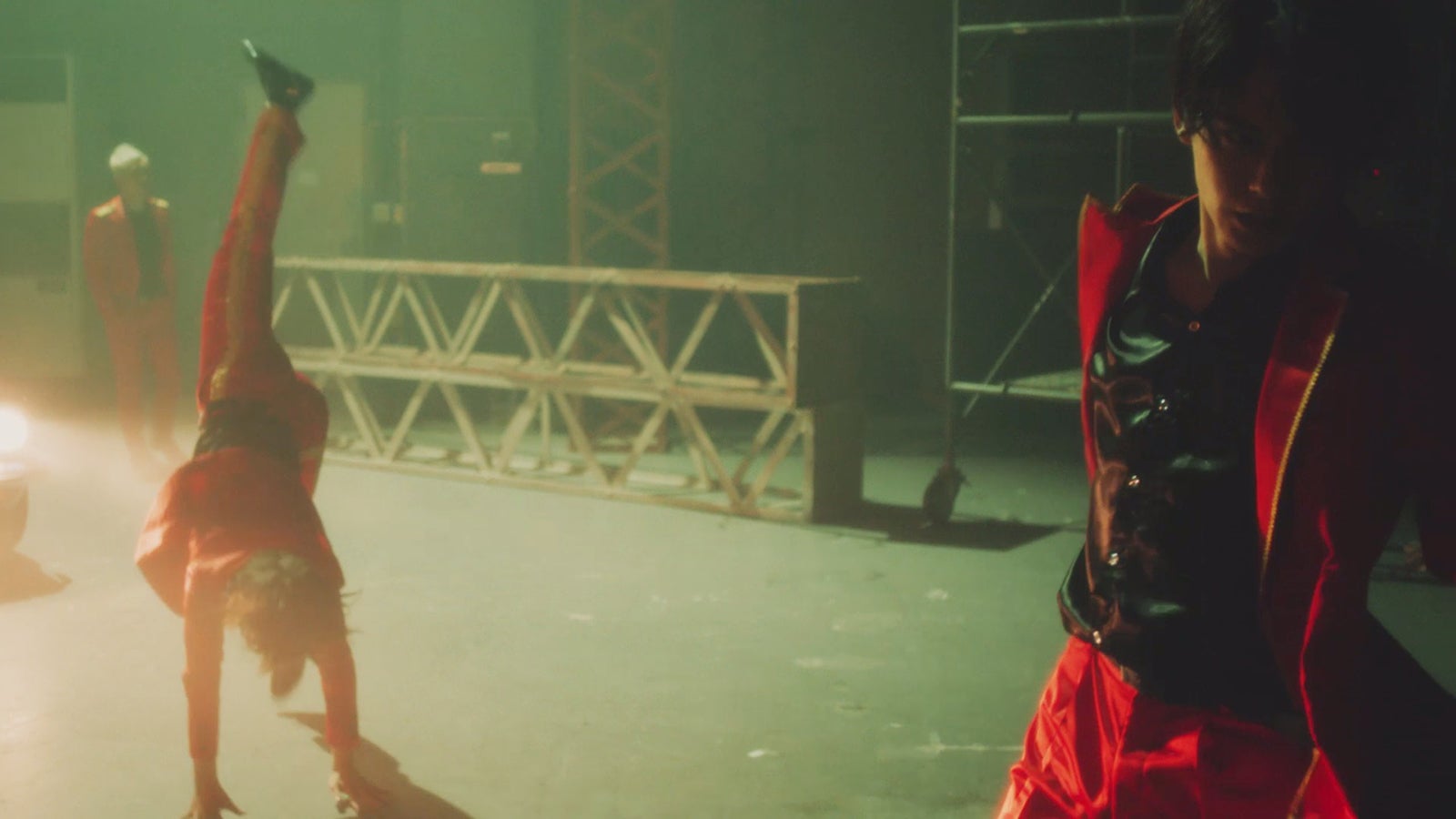 吉本坂46RED「君の唇を離さない」MVより（提供写真） 