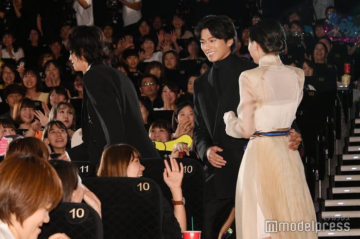 会場に入る導線を間違えてしまった山崎賢人と新田真剣佑、正しい導線を教えてあげる永野芽郁 (C)モデルプレス