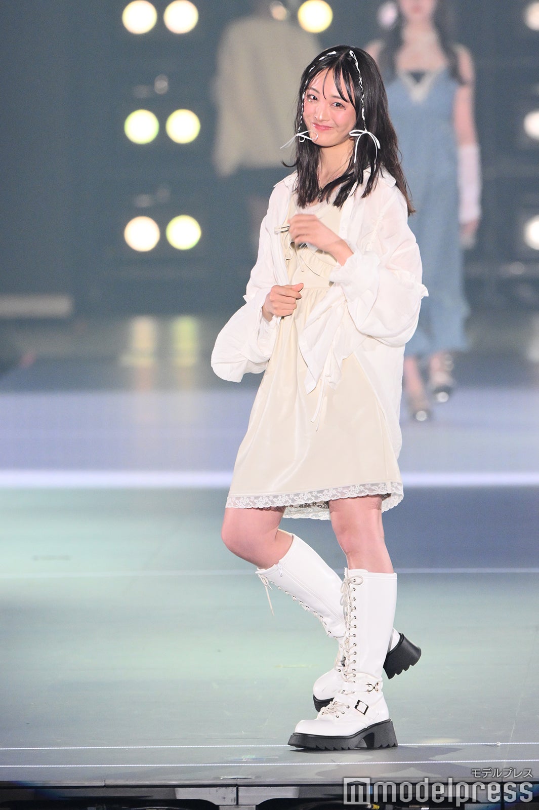 大友花恋、リボンヘアが可愛い 美脚のぞくガーリーコーデ【関コレ2025S