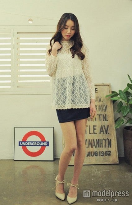 タイトスカートと合わせて　レースシースルーブラウス「NETSTAR」4,700円（税込）