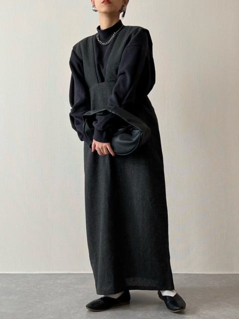 レディース　コーディネート　コーデ　着こなし　トレンド　おしゃれ　お洒落　オシャレ　2023　冬　ジャンパースカート　ジャンスカ　黒　ブラック　Tシャツ　カットソー　オールブラック