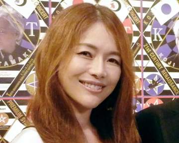 夫婦そっくり！青田典子、髪色激変 夫・玉置浩二とバースデー祝う姿にファン「金と銀、おめでたい」