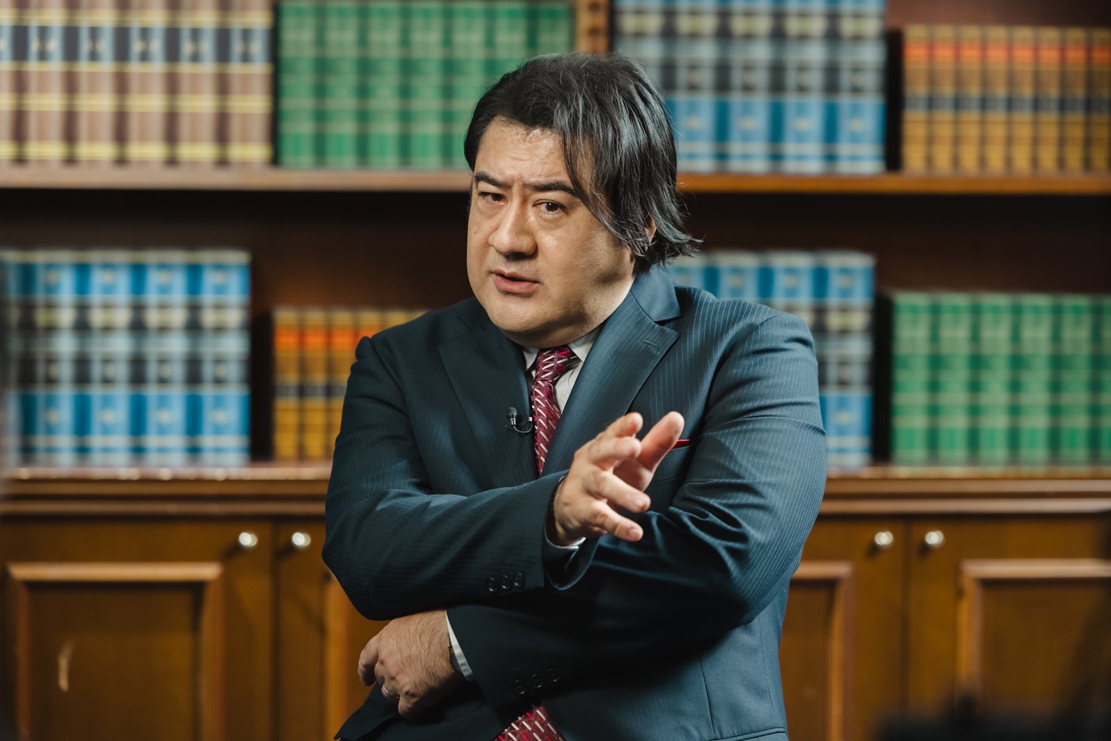 小手伸也「ノンレムの窓 2025・新春」より「よーい、フィクション！」（C）日本テレビ