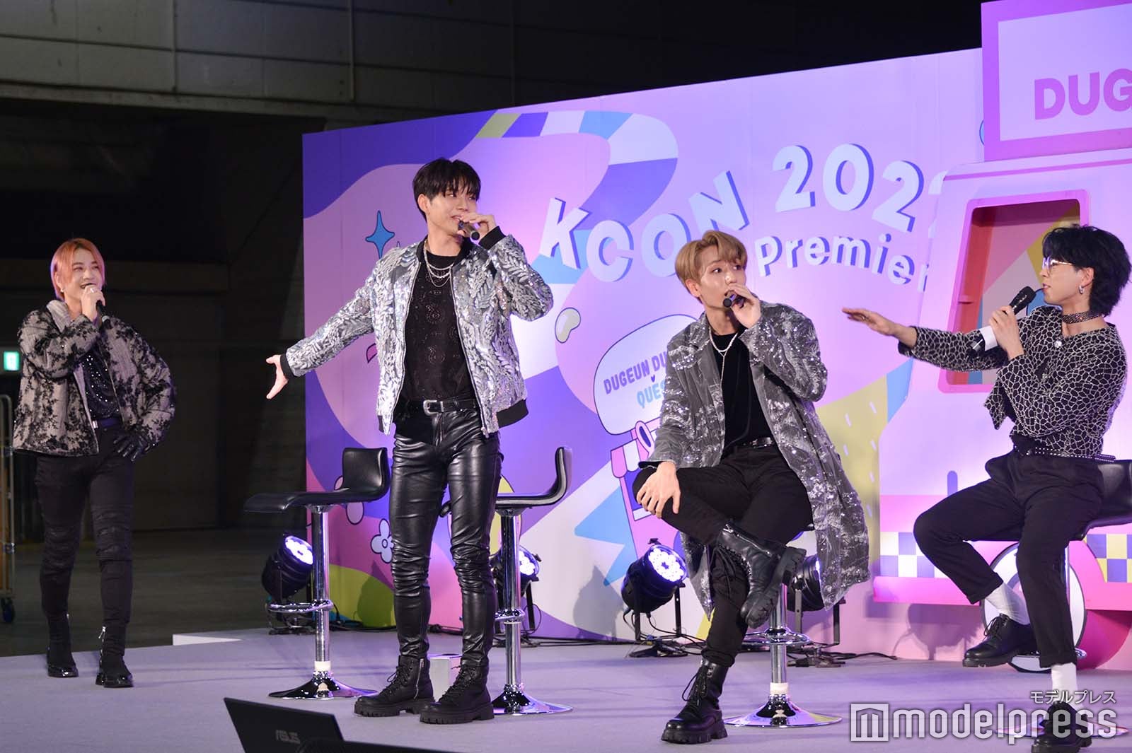 本田康祐にツッコミを入れるメンバー （C）モデルプレス