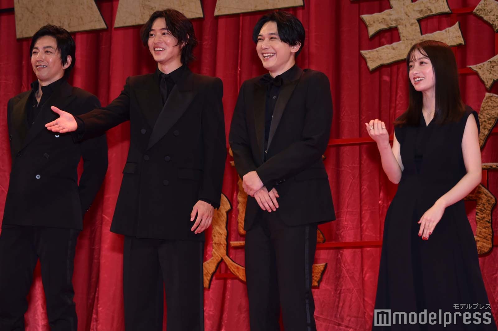 銀テープを素早く回収するスタッフに驚く大沢たかお、山崎賢人、吉沢亮、橋本環奈（C）モデルプレス