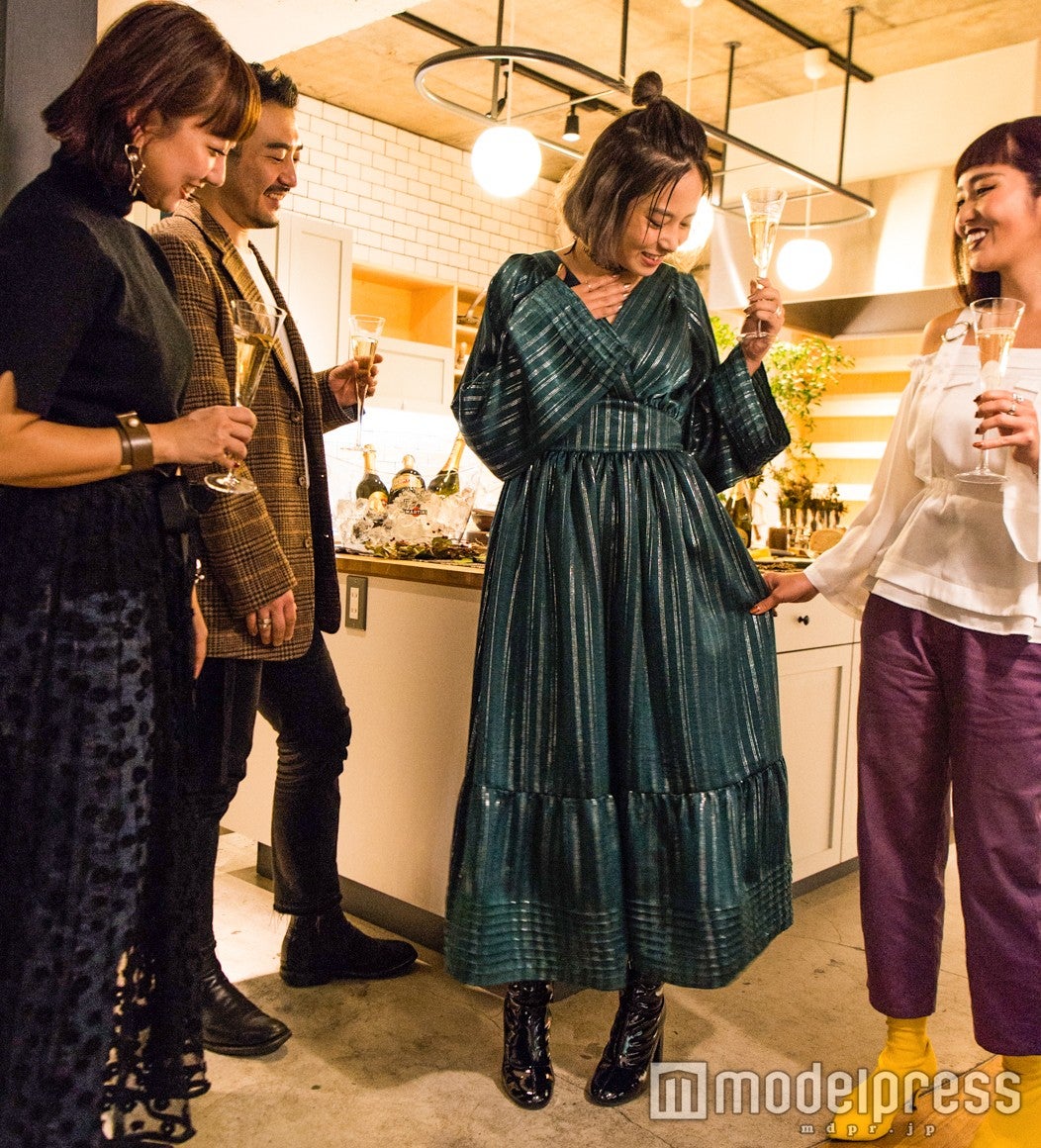 煌めくラメのアクセントがパーティーにぴったり（C）モデルプレス