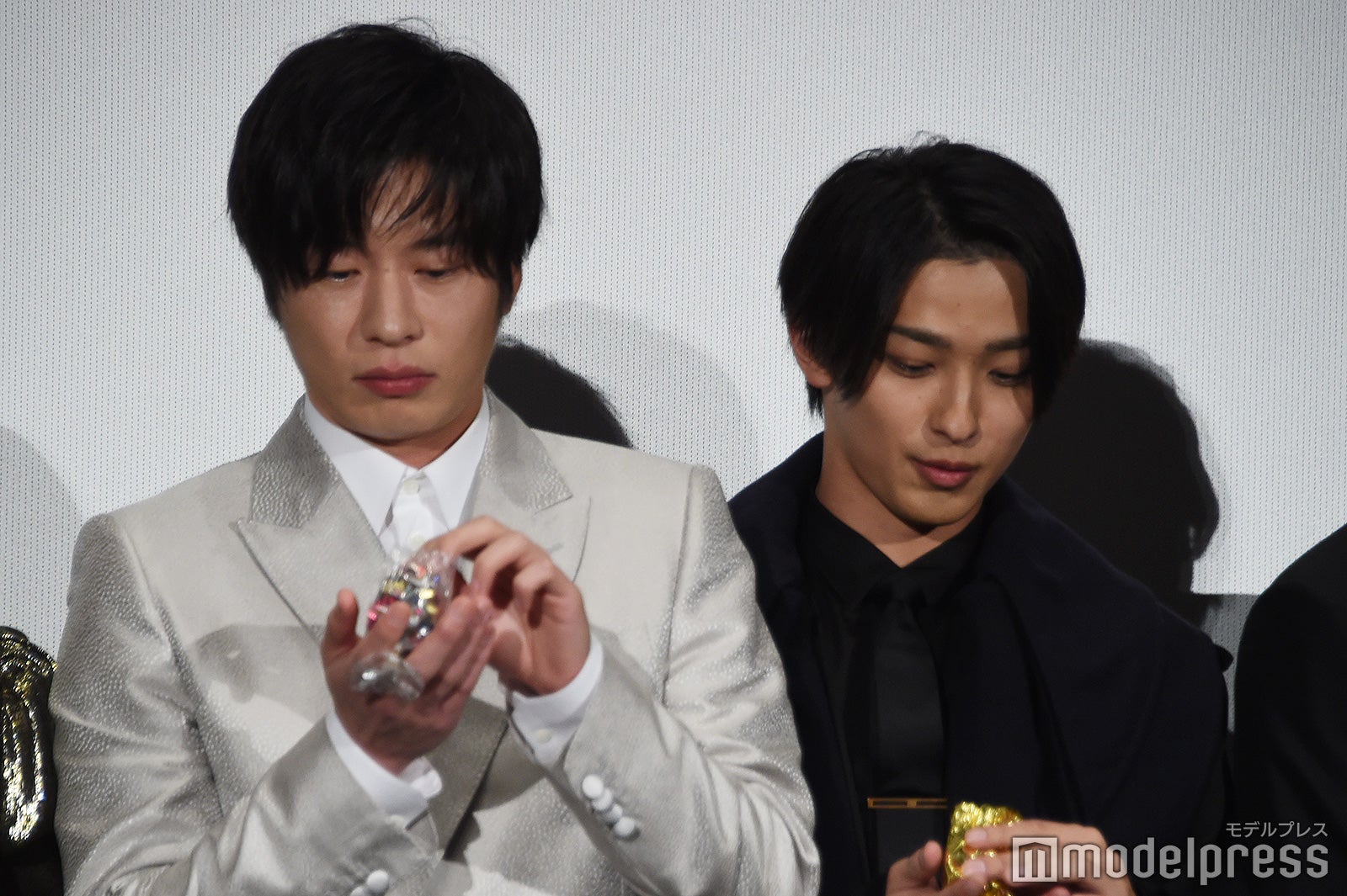 テープを見つめる田中圭＆横浜流星（C）モデルプレス
