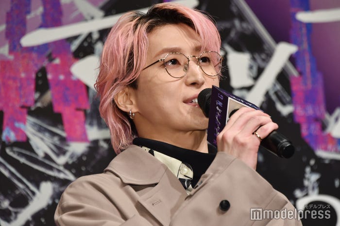 客席のカップルにニヤケが止まらない佐久間大介(C)モデルプレス