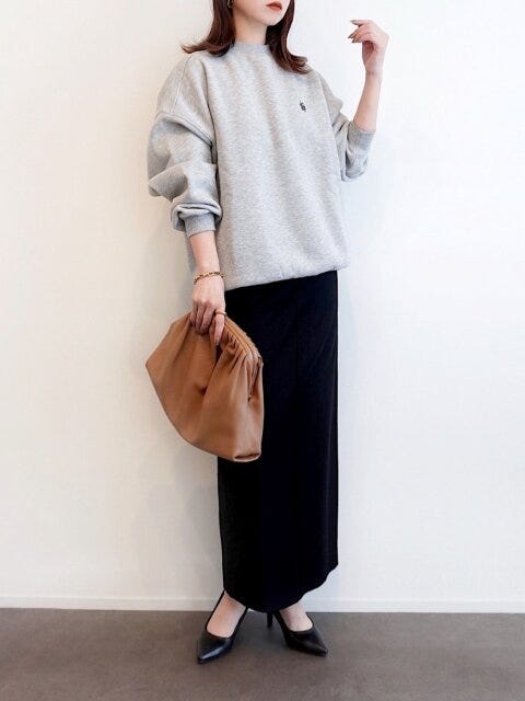 スウェットコーデ 2025大人女性おすすめ冬黒スカートスウェットコーデ
