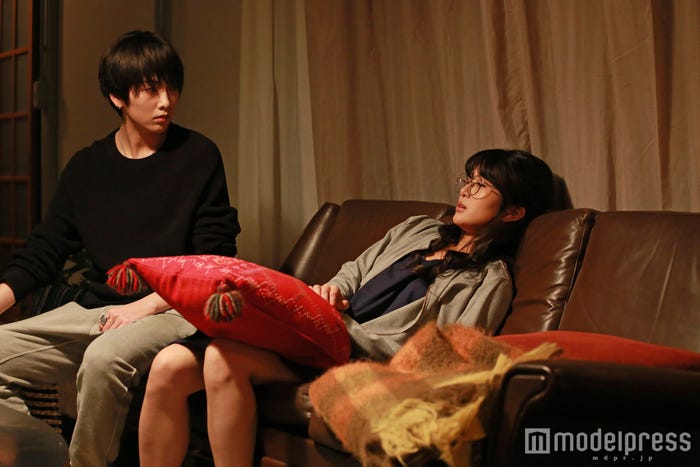 (左から)知英、佐津川愛美(C)「全員、片想い」製作委員会