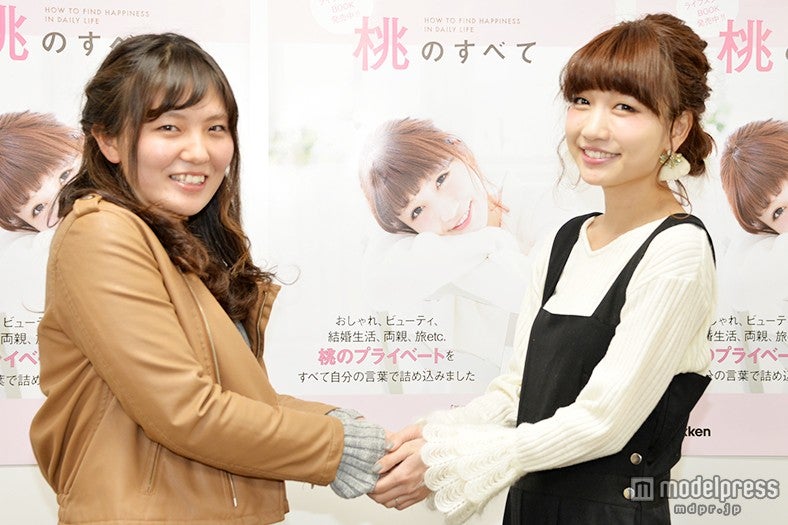 ファンと笑顔で握手する桃