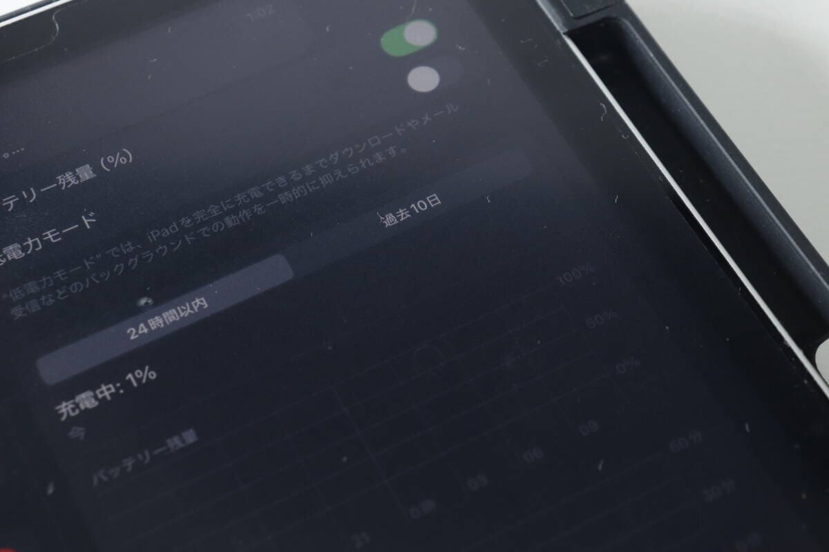 充電中のiPad画面に表示されたバッテリー残量と充電時間 充電中のiPad画面に表示されたバッテリー残量と充電時間