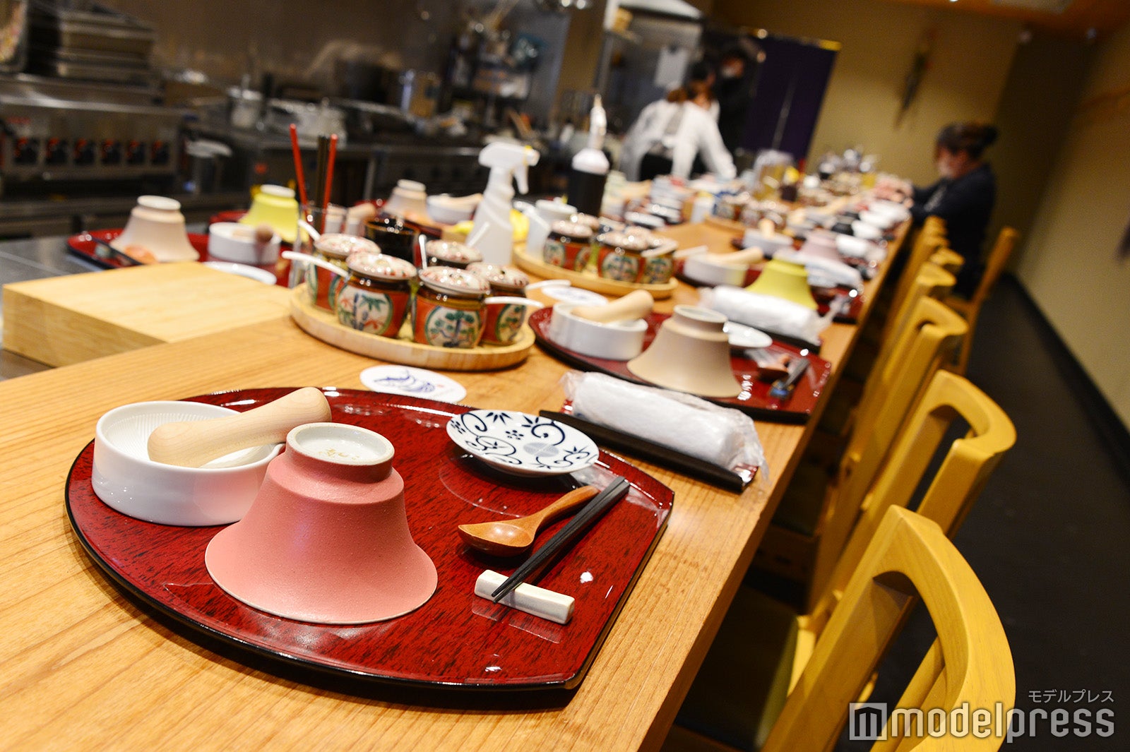 店内はカウンター席のみ、平日でも満席になる人気ぶり（C）モデルプレス