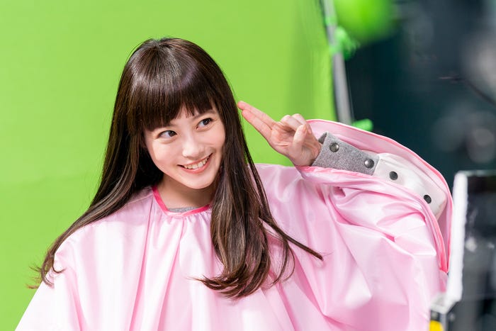 今田美桜/新CM「おトクみ、あふれる」篇オフショット(提供写真)