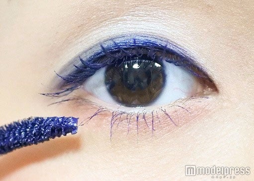 トレンド感UPならマスカラも断然黒よりネイビー！／写真・MAKO（C）モデルプレス