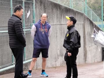 ヤクルト・青柳 虎党タレントのますだおかだ・増田英彦の激励受ける