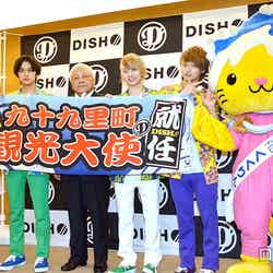（左から）MASAKI、TAKUMI、九十九里町町長、RYUJI、To-i、九十九里町公認キャラクターくくりん