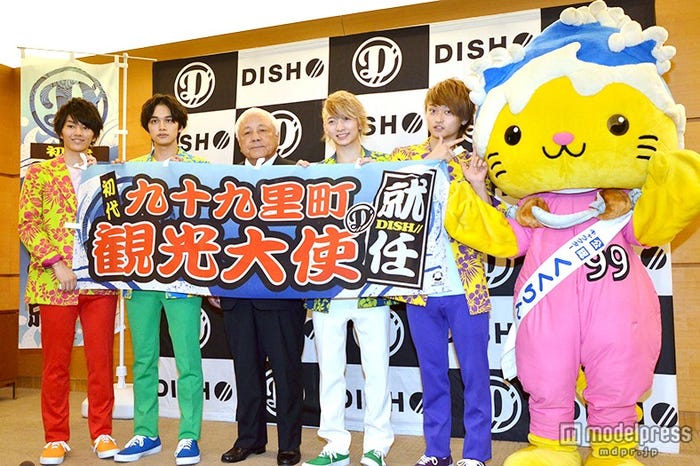 (左から)MASAKI、TAKUMI、九十九里町町長、RYUJI、To-i、九十九里町公認キャラクターくくりん