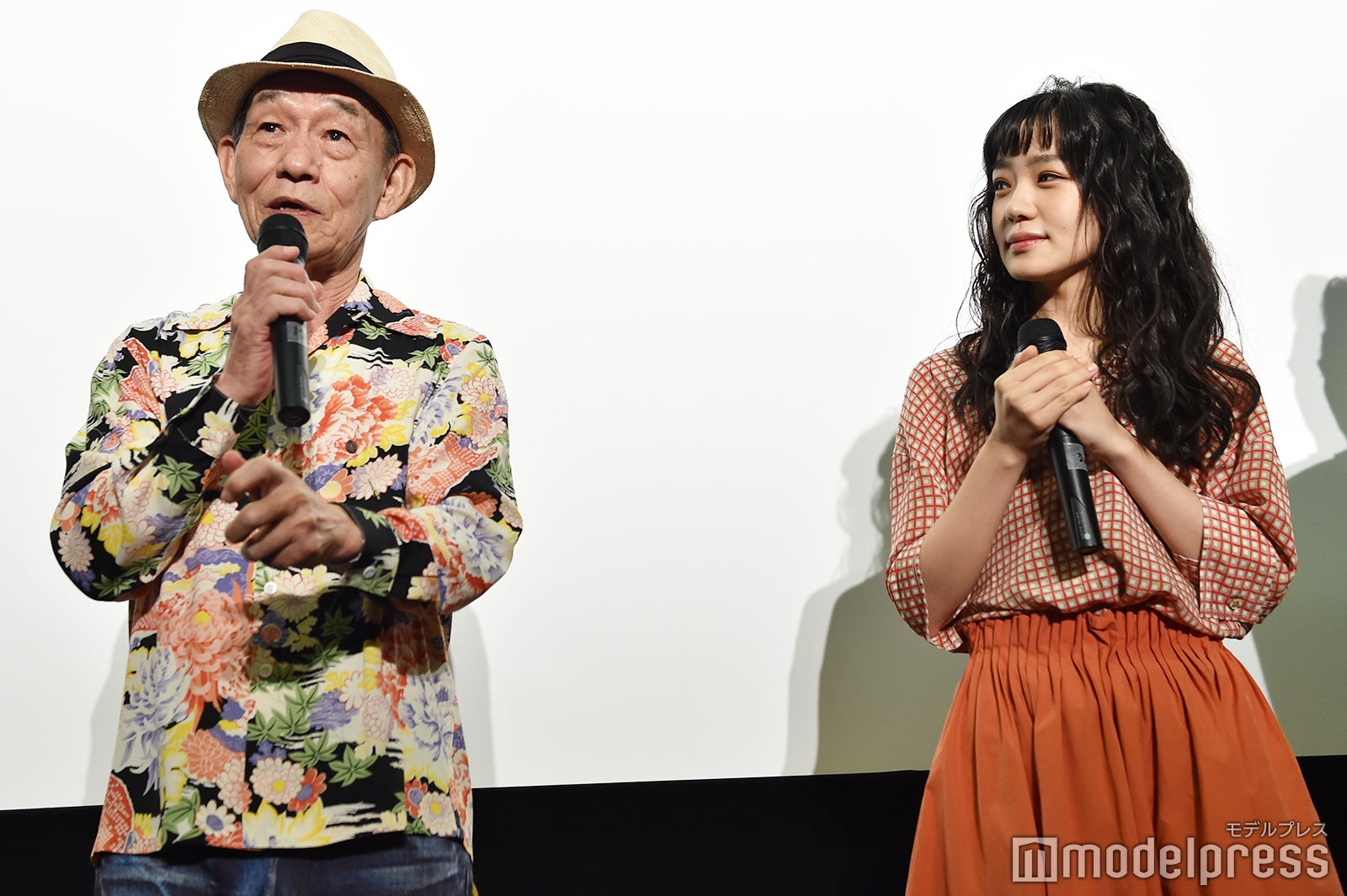 笹野高史、奈緒 （C）モデルプレス