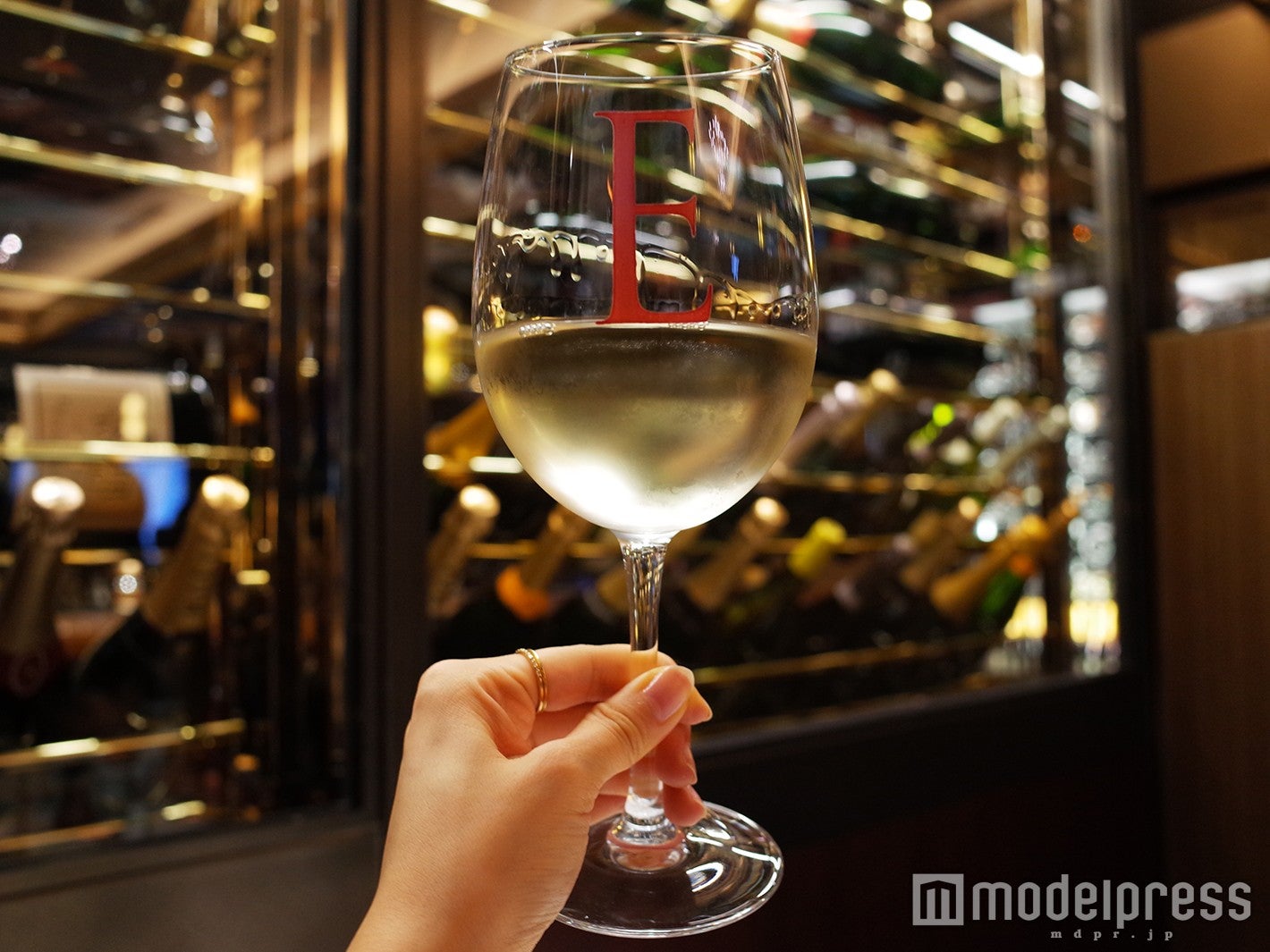 「E」のロゴデザインがお洒落なオリジナルワイングラス（C）モデルプレス