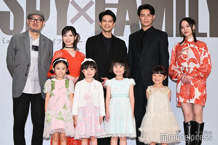 (後列左から)G2、唯月ふうか、森崎ウィン、平方元基、和希そら(前列左から)泉谷星奈、月野未羚、西山瑞桜、村方乃々佳(C)モデルプレス