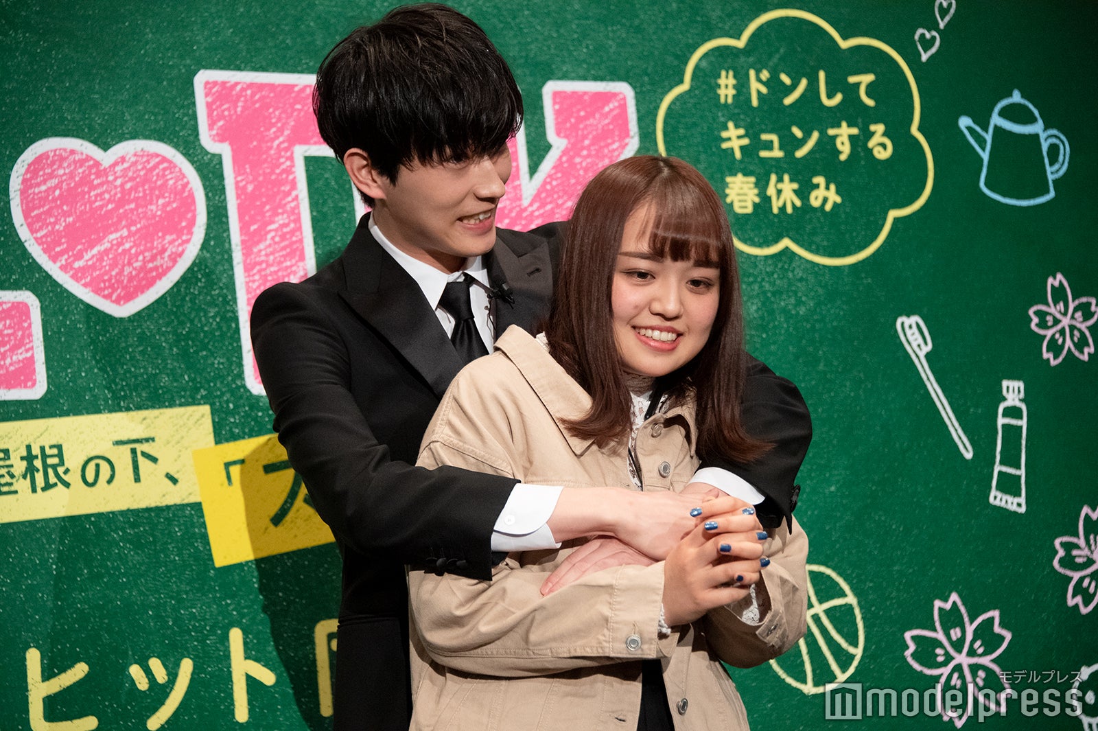 杉野遥亮、いざバックハグ （C）モデルプレス