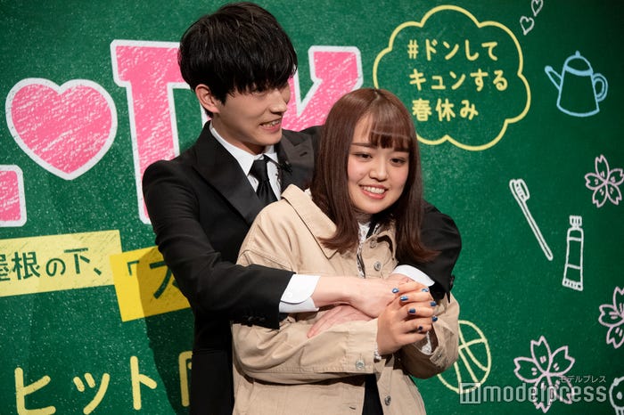 杉野遥亮、いざバックハグ (C)モデルプレス