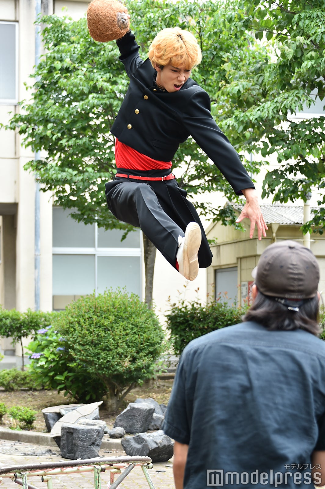 賀来賢人、トランポリンで高く跳躍／「今日から俺は！！」第6話メイキング（C）モデルプレス