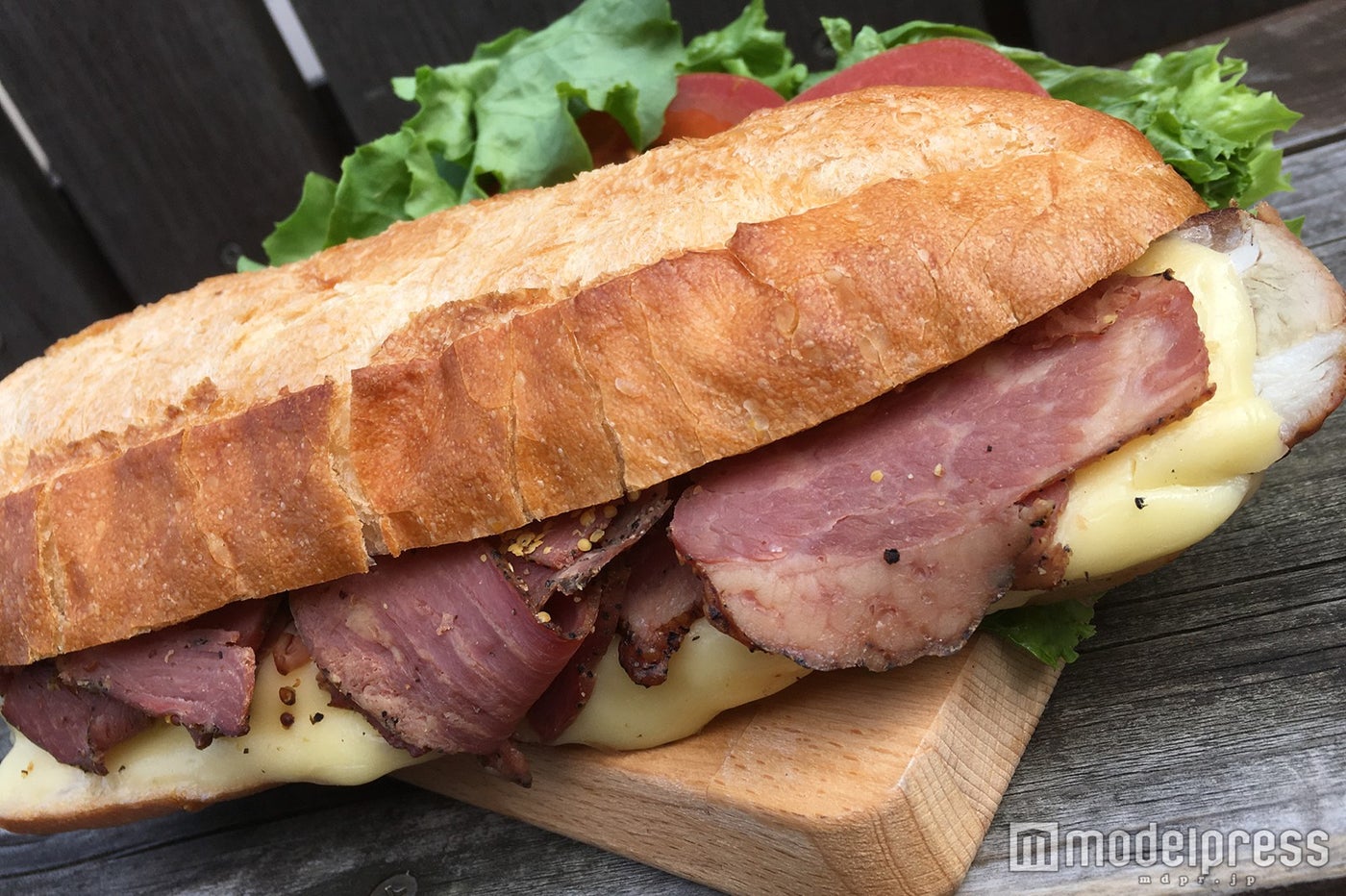 ローストポークとチーズを挟んだボリュームたっぷりのサンドイッチ、キューバサンド￥900／画像提供：横浜赤レンガ