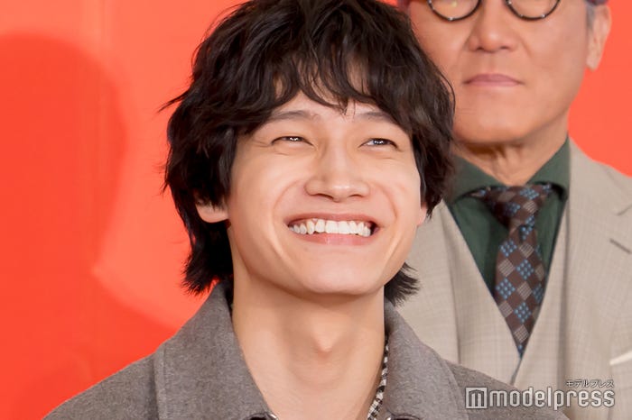 現場で修羅場を経験した佐野晶哉(C)モデルプレス