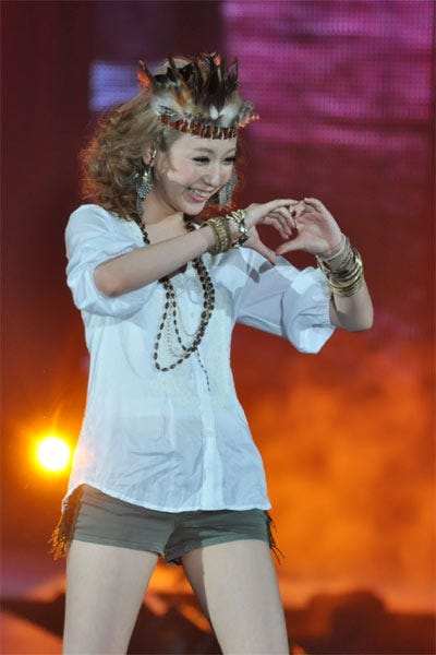 ファッションショーに登場したAMO