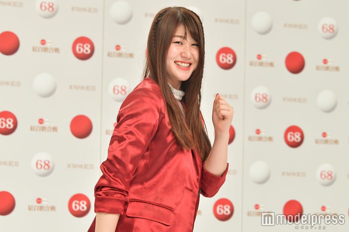 カメラに向かってポーズするかれん (C)モデルプレス