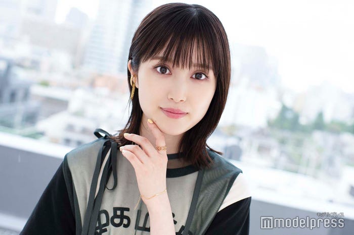 福本莉子/衣装協力:beautiful people、イヤカフ(D.U.E)、ブレスレット( e.m.)、リング(little emblem)、靴(CHARLES & KEITH)/スタイリスト:武久真理江(C)モデルプレス