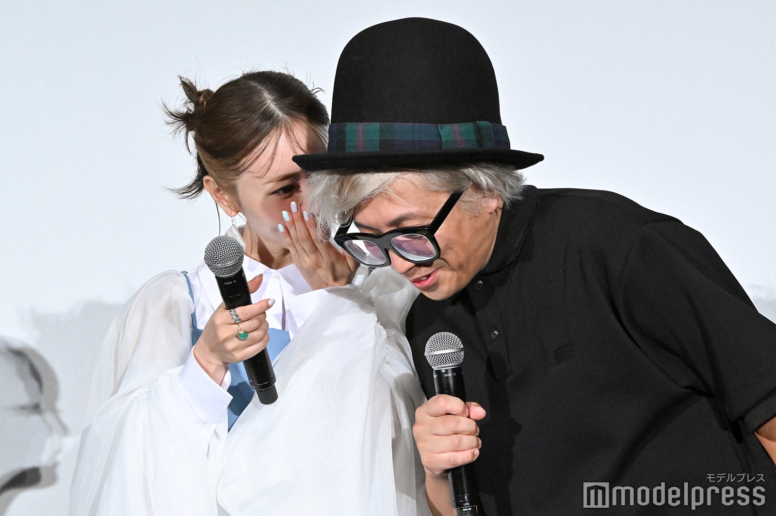 松本まりか、千原徹也監督（C）モデルプレス