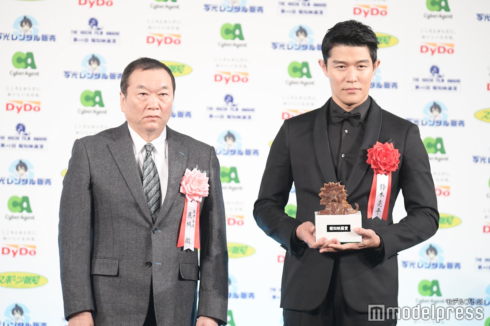 （右）鈴木亮平（C）モデルプレス