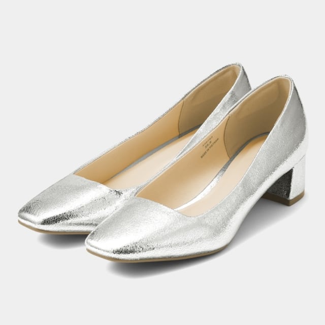 シルバーのスクエアパンプス