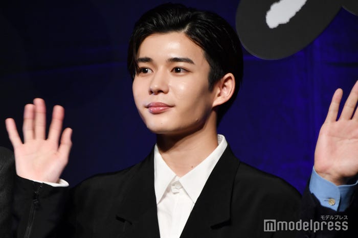 高橋一生にスタッフと間違われた長尾謙杜(C)モデルプレス
