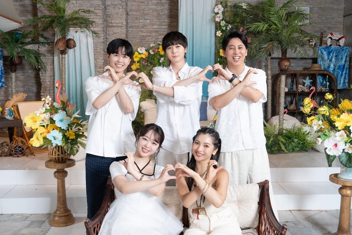 (上段左から)鈴木福、犬飼貴丈、屋敷裕政(下段左から)峯岸みなみ、木村有希(C)AbemaTV, Inc.