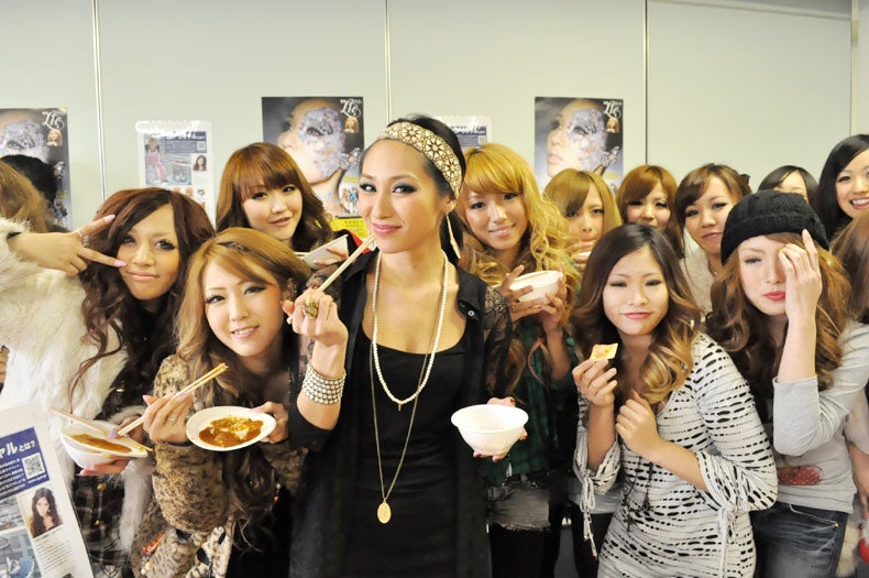 Lieと試食会に参加したギャル達