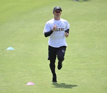 阪神・近本が1軍に合流＆ルーカスが1軍試合前練習に参加 左腕は「腰部の疲労骨折」から復帰を目指す