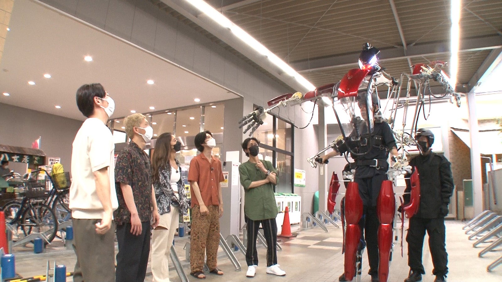 （左から）屋敷裕政、嶋佐和也（ニューヨーク）、池田美優、萩原利久、矢部浩之、岡村隆史（C）日本テレビ